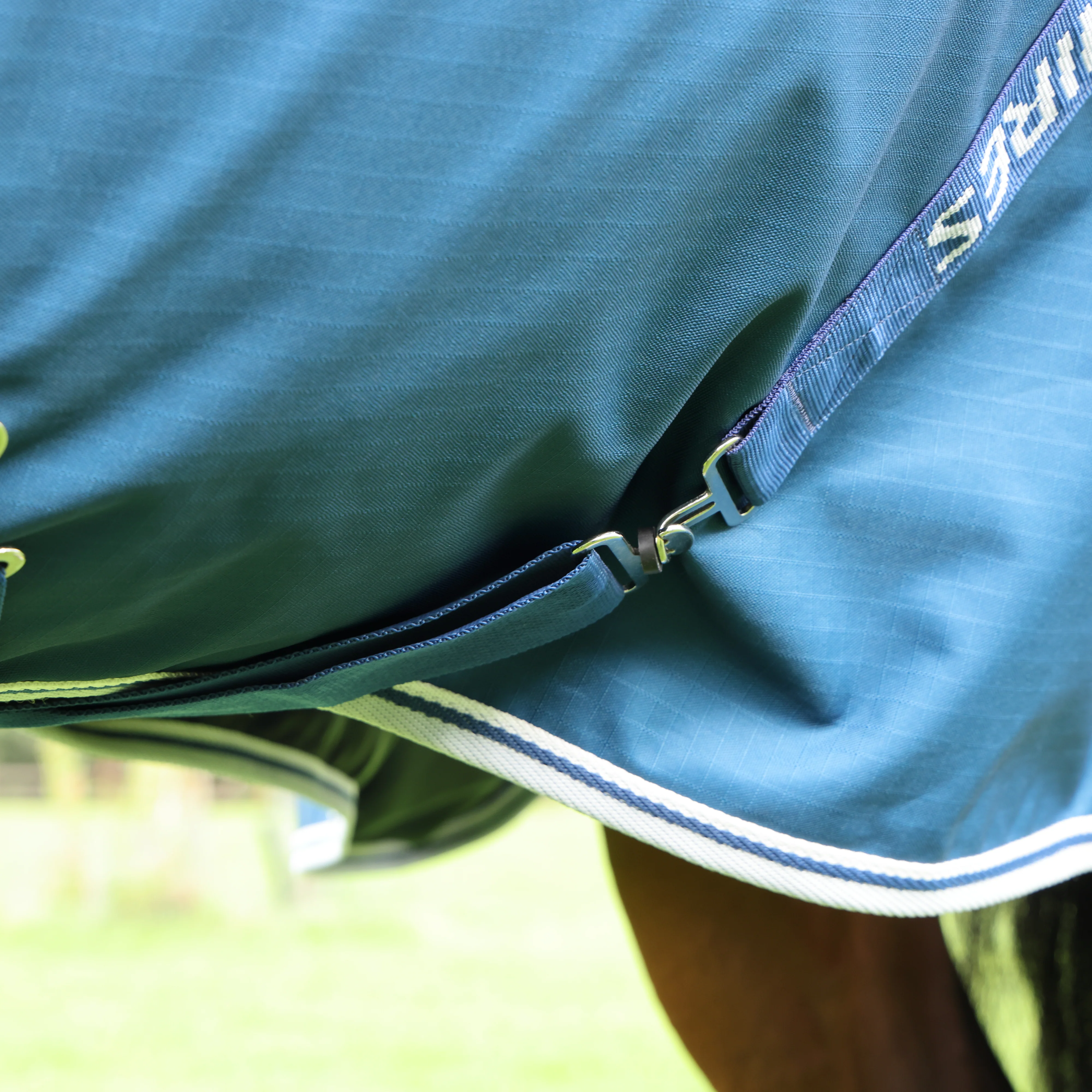 Shires Highlander Original 50 Turnout Rug - Image 5