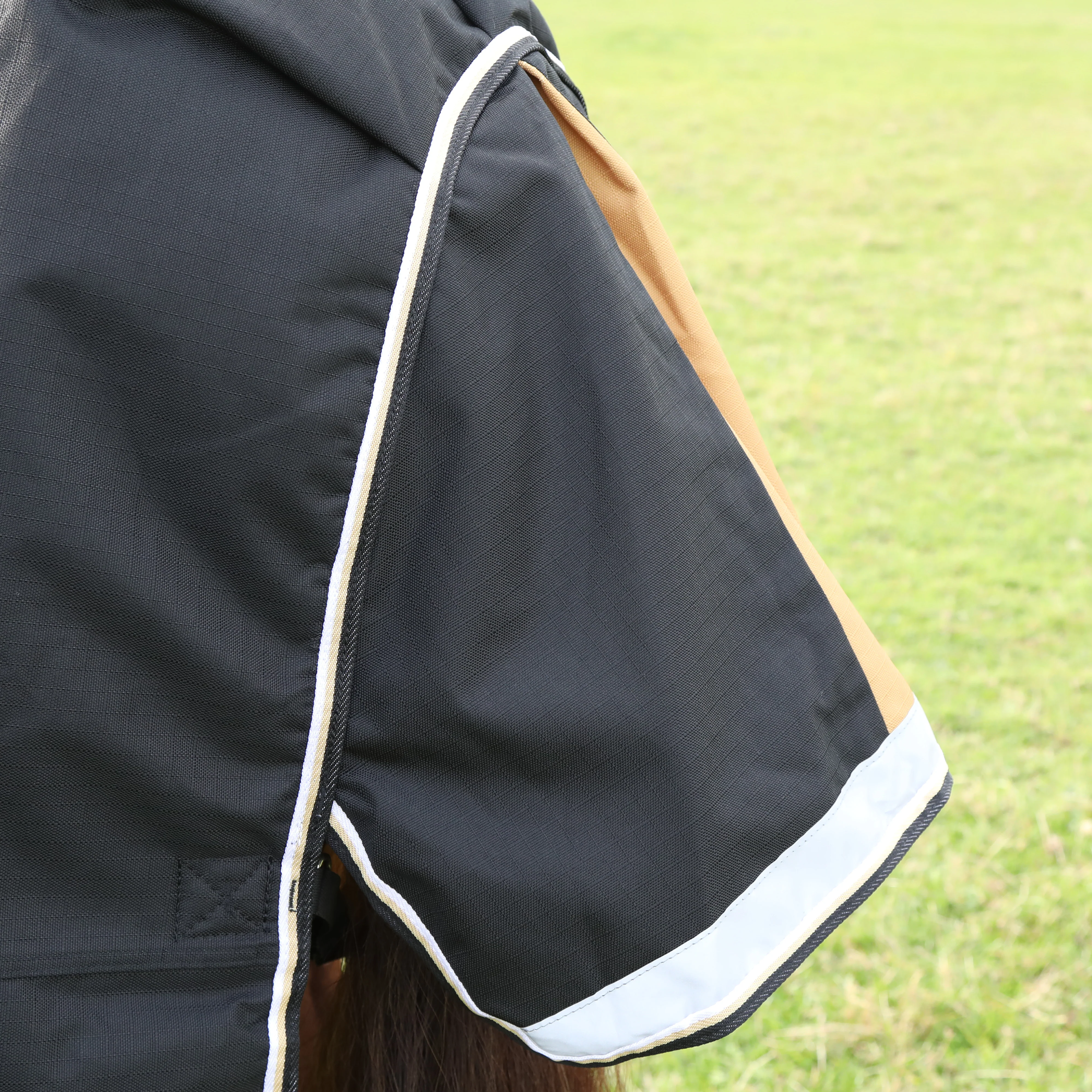 Shires Highlander Plus 200 Turnout Rug - Image 5