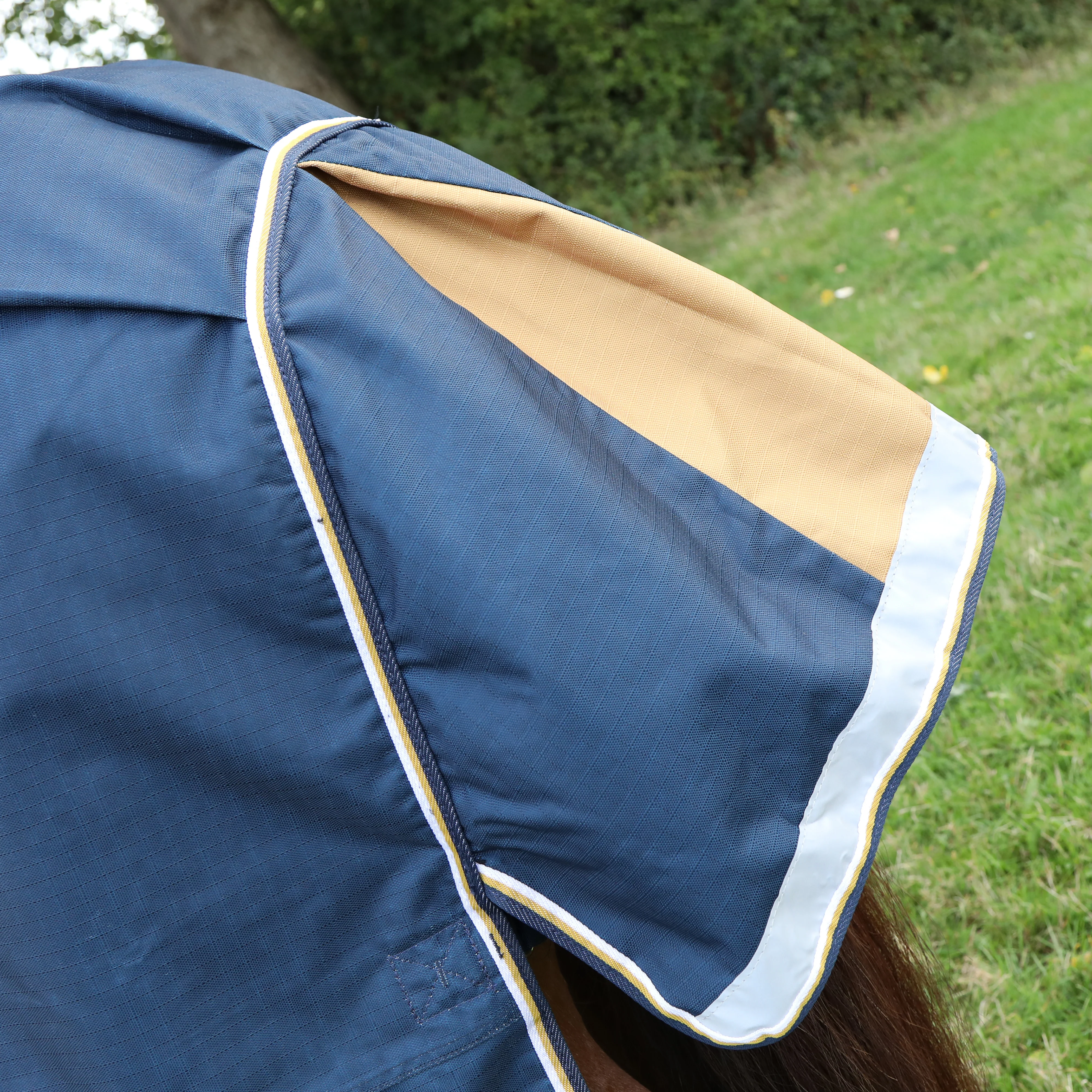 Shires Highlander Plus Lite Turnout Rug - Image 5