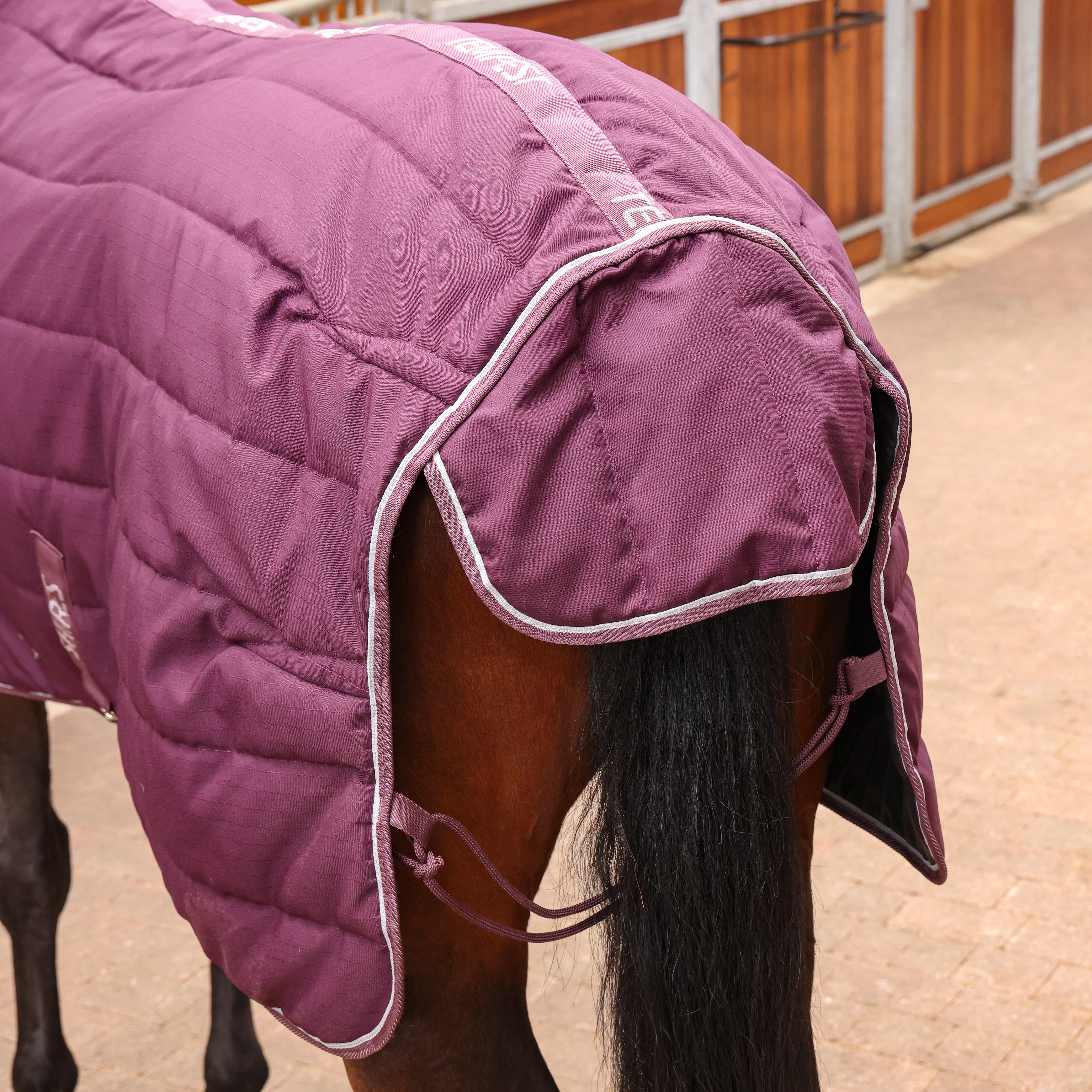 Shires Tempest Original 300 Combo Stable Rug - Image 5